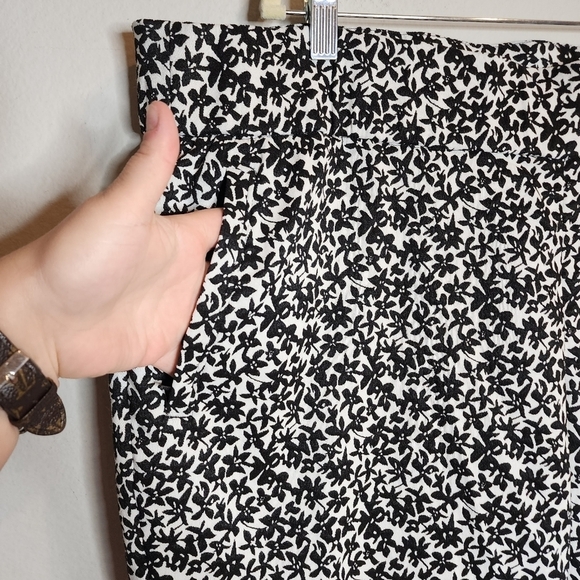 Lane Bryant Allie Black White Floral Pull on Stretch pants. Women's plus size 28 - Picture 2 of 15